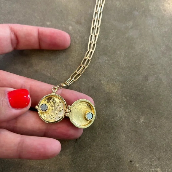 Elegant Gold Pendant locket Necklace. - Picture 4 of 7